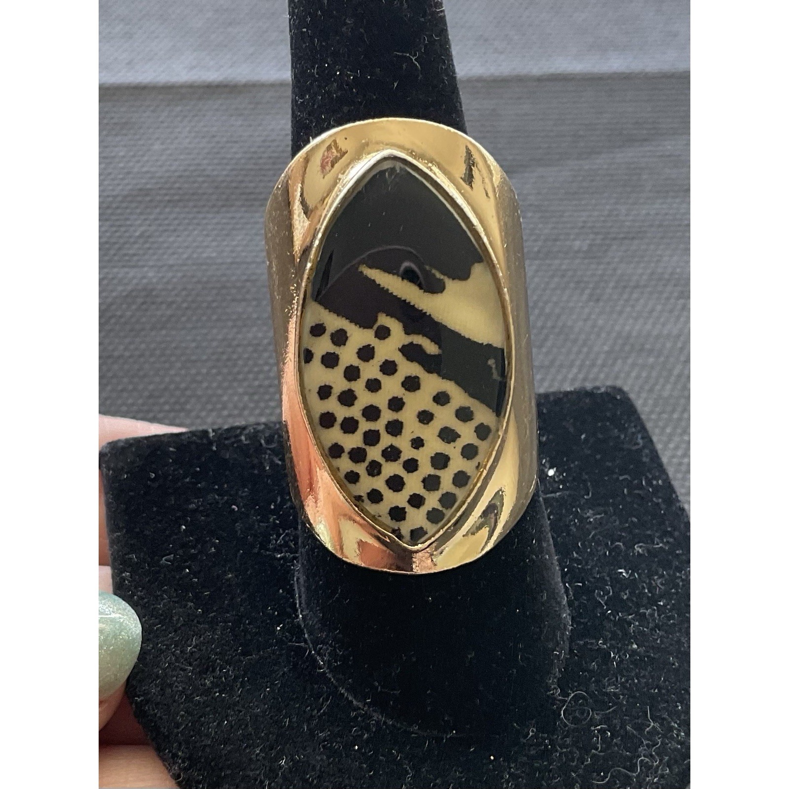 Vintage Gold Tone Ring Black & White Geometric Spotted Pattern Size 8.5